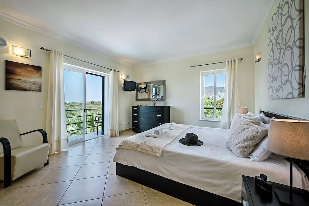 Villa with Heated Pool, Tennis Court, Jacuzzi, Games Room, Wifi and Ac in Moncarapacho, Parque Natural da Ria Formosa