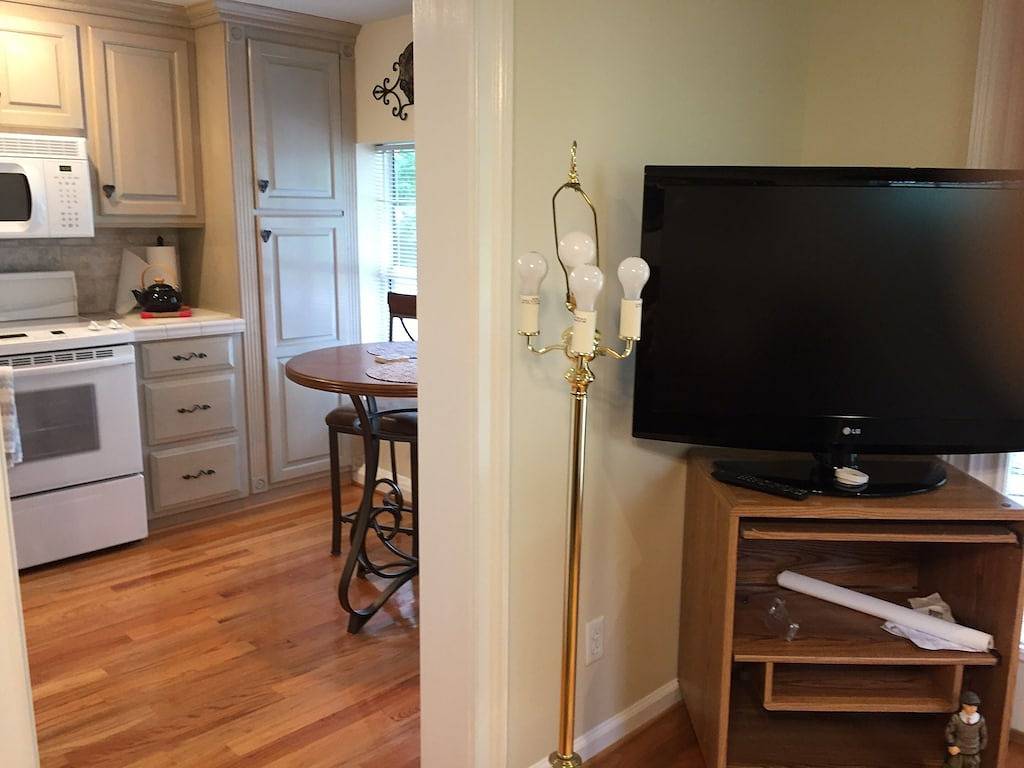 Einzigartige 75 Jahre alte umgebaute Scheune mit schönem Loft Schlafzimmer. in Greenville County