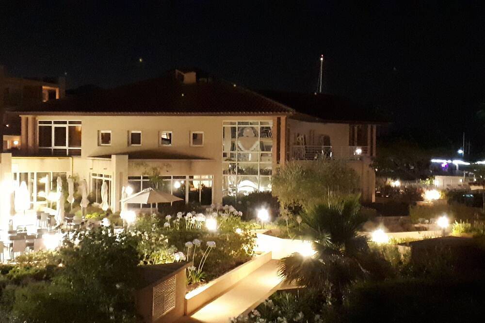 Appartement entier, Appartement de vacances avec piscine, sur la plage, près du port, Wifi in Fréjus Plage, Fréjus
