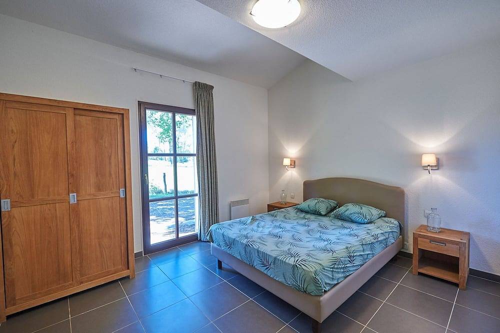 Villa in Castle Park with Heated Pool in Salles, Arcachon region