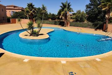 Gîte pour 4 personnes, avec vue et piscine ainsi que balcon et sauna dans Golf de Saint-Thomas