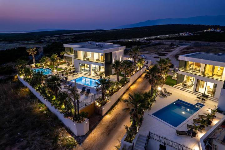 Villa für 10 Personen, mit Garten und Pool sowie Ausblick, mit Haustier in Novalja