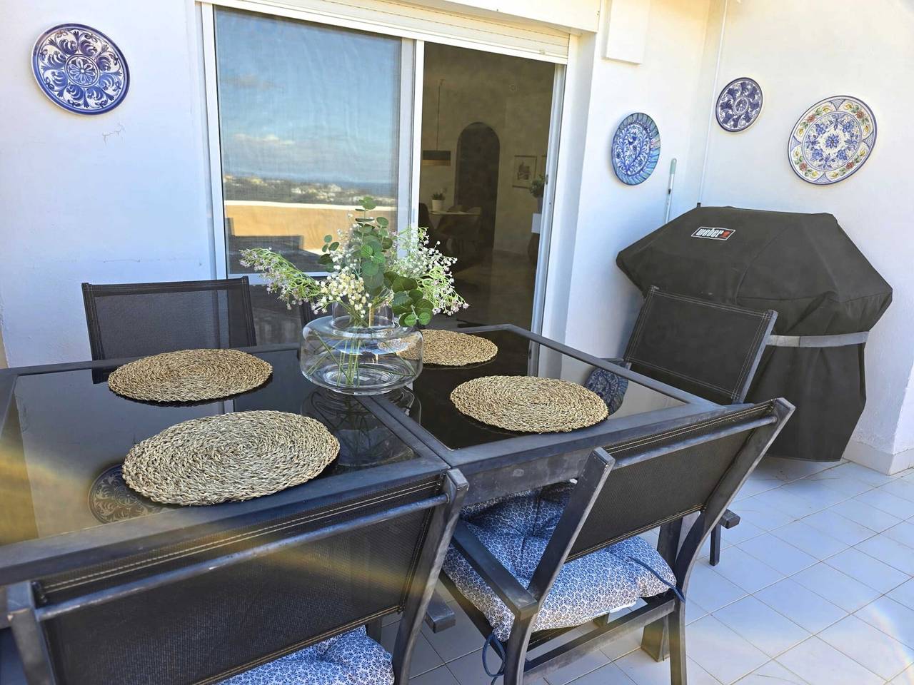 Entire apartment, Apartment with Sea and Mountain Views in Calahonda, Mijas in Urbanizacion Calahonda, Mijas