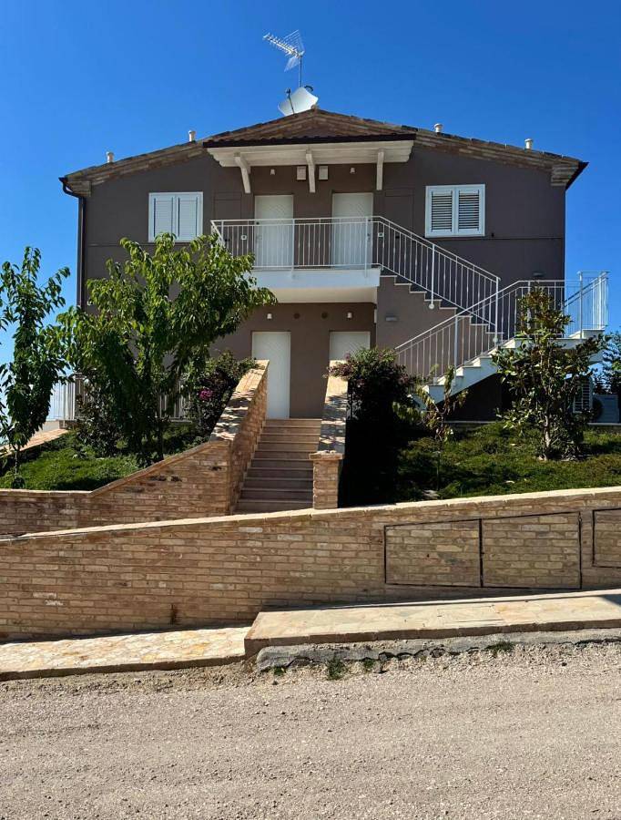 Gîte pour 6 personnes, avec Balcon et Terrasse ainsi que Jardin et Bassin pour enfant à Petritoli
