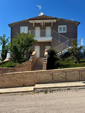 Gîte pour 6 personnes, avec jardin et vue ainsi que bassin pour enfant et piscine à Petritoli