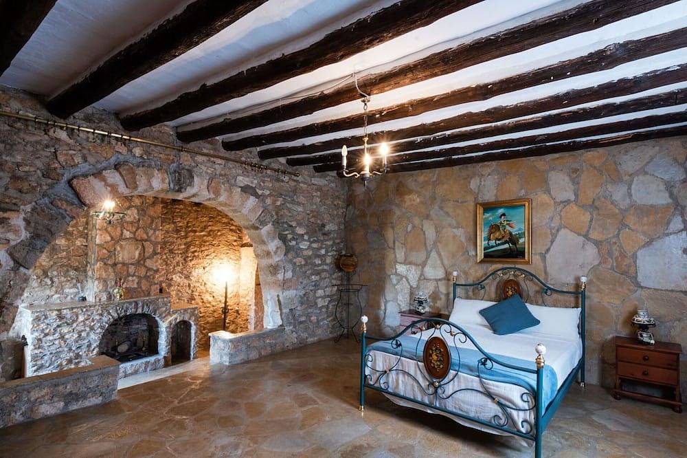 Beautiful private villa for 20 guests with private pool, Wifi, Tv, pets allowed and panoramic view in el Catllar, Costa Dorada