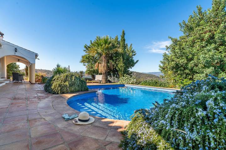 Villa 'Serenidad' with Mountain View, Pool, Wi-Fi and Air Conditioning in Cútar, Cordillera Penibética