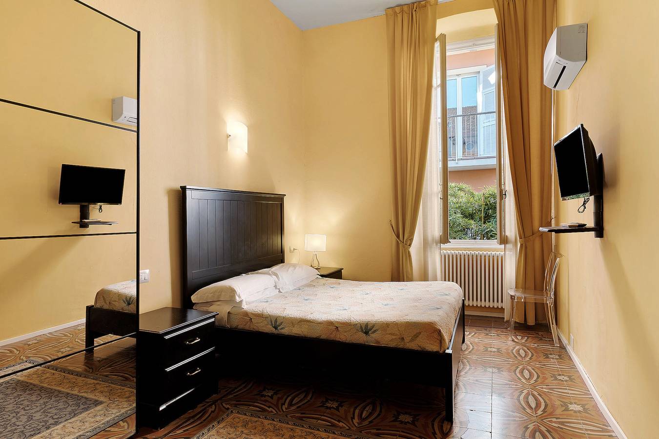 Room 'Camera Matrimoniale' with Shared Garden, Wi-Fi and Air Conditioning in Chiavari, Riviera di Levante