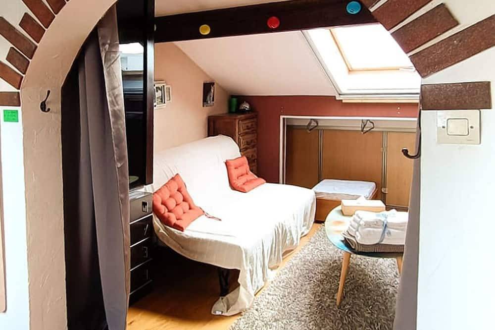 Entire apartment, Coquet 2 Pièces Sous les Toits in Fresnes, Val-de-Marne