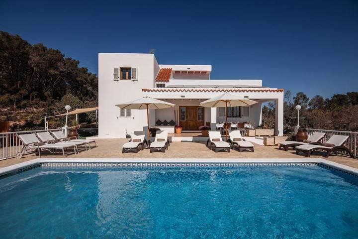 Ferienhaus für 8 Personen, mit Balkon und Terrasse sowie Garten und Pool in St Miquel de Balansat