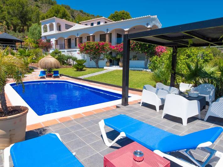 Apartamento para 10 personas, con jardín además de piscina y vistas al mar en Almuñecar