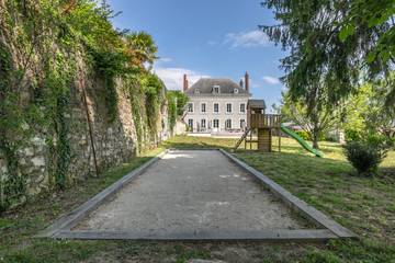 Gîte pour 26 personnes, avec piscine ainsi que jardin et terrasse, animaux acceptés à Saint-Aignan