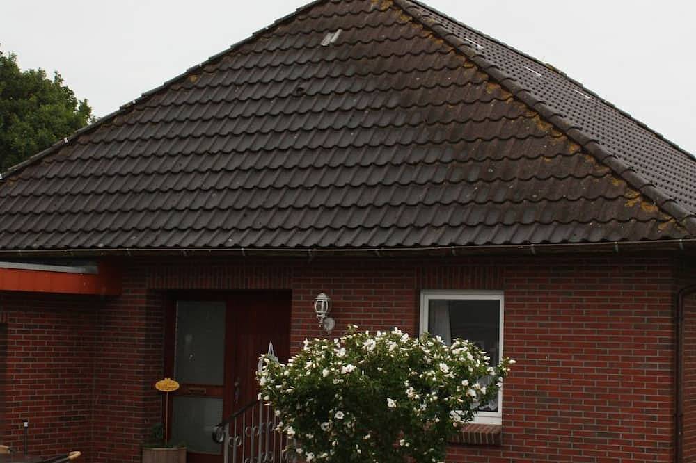 Mit kleinem Garten und Grill in Stadland, Nordseeküste