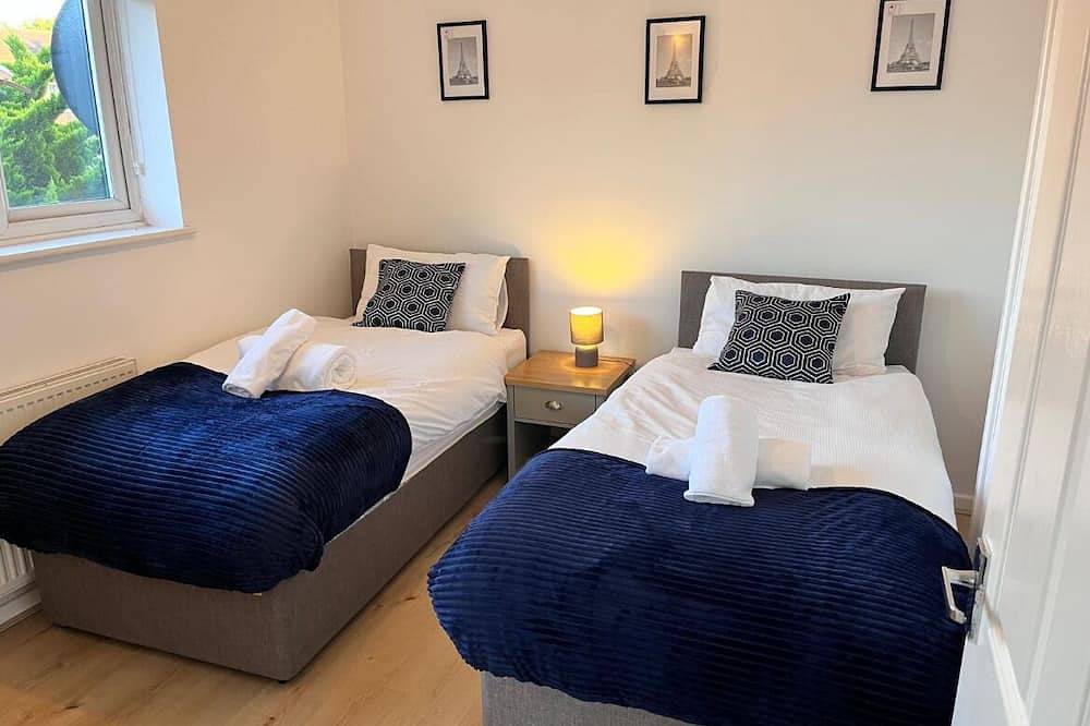 Hive Stays, sleeps 3, Free Parking, Wifi, Smart Tv in Kettering, Northamptonshire