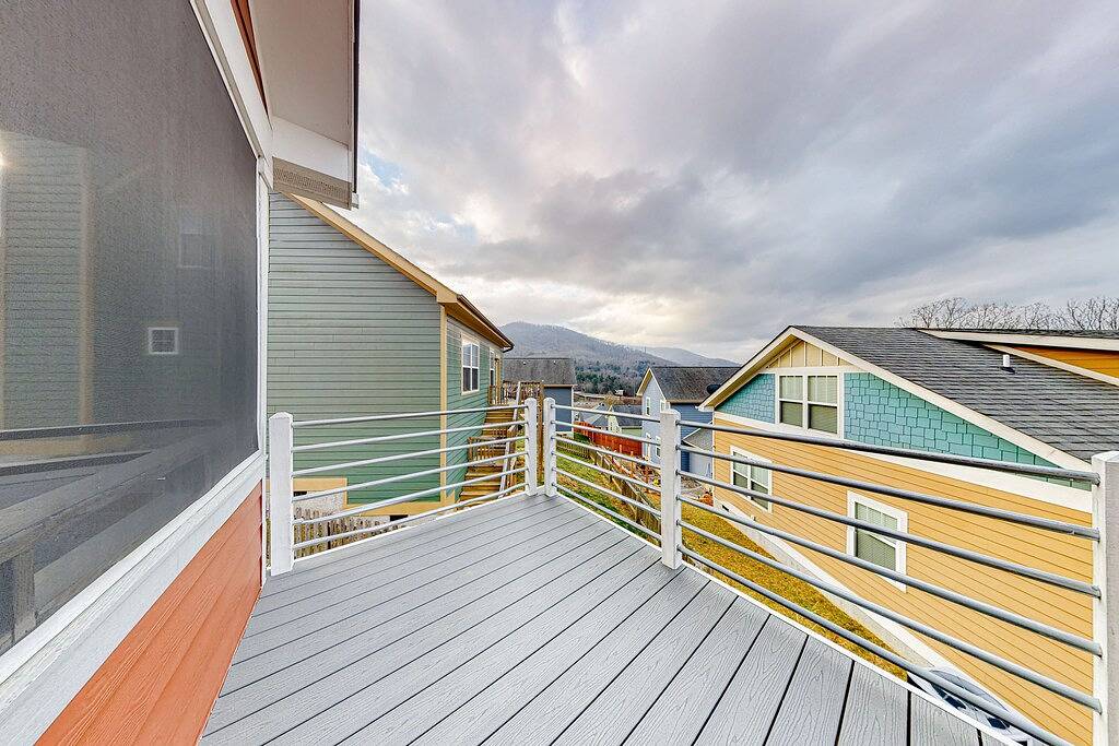 Mountain View Getaway Near Town with High-Speed Wifi and Private Balcony in Blue Ridge Parkway, Buncombe County
