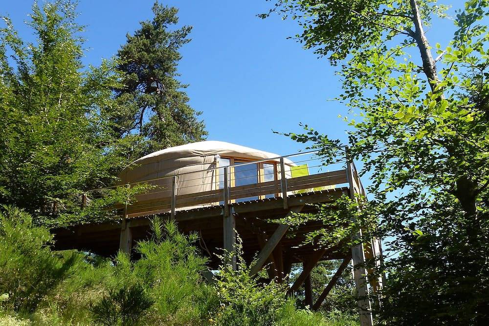 1 yourte contemporaine tout confort située dans un bois en terrasse avec vue. in Saint-Bonnet-le-Froid, Haute-Loire