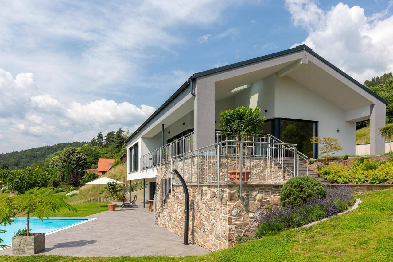 Greim15 --- ganzes Ferienhaus mit Fernsicht, Pool, Wellness in Deutschlandsberg, Steirerland