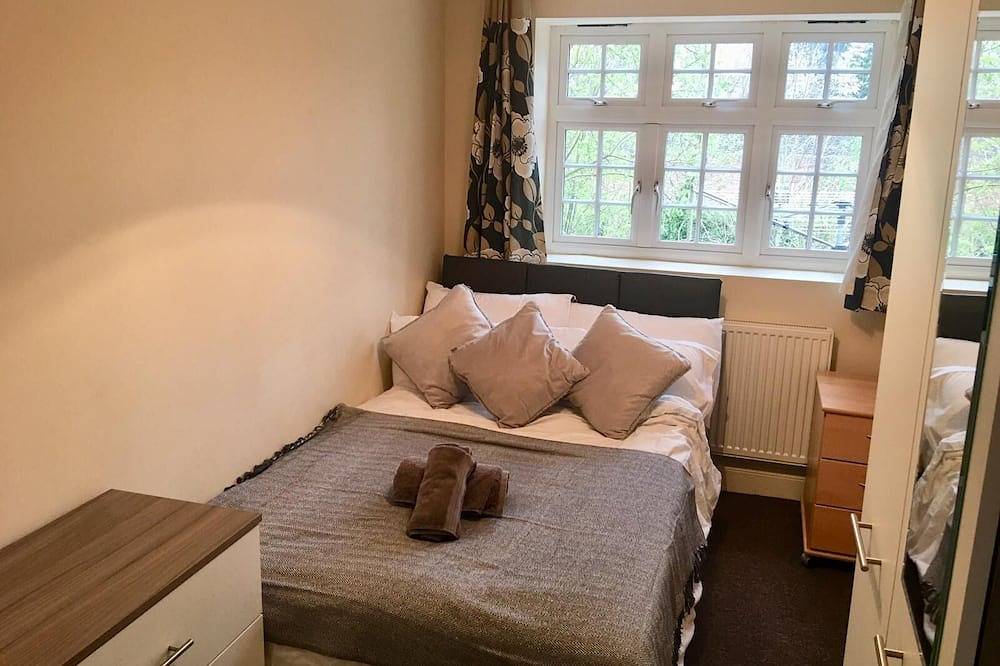 Gatwick/ Redhill Bedroom in Residential area in Surrey
