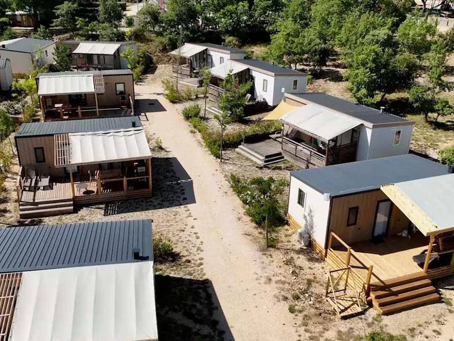 Flower Camping l'Epi Bleu - Chalet 5 personas - Estándar 35m² (2 habitaciones) - terraza de 10m² incluida in Banon, Forcalquier region