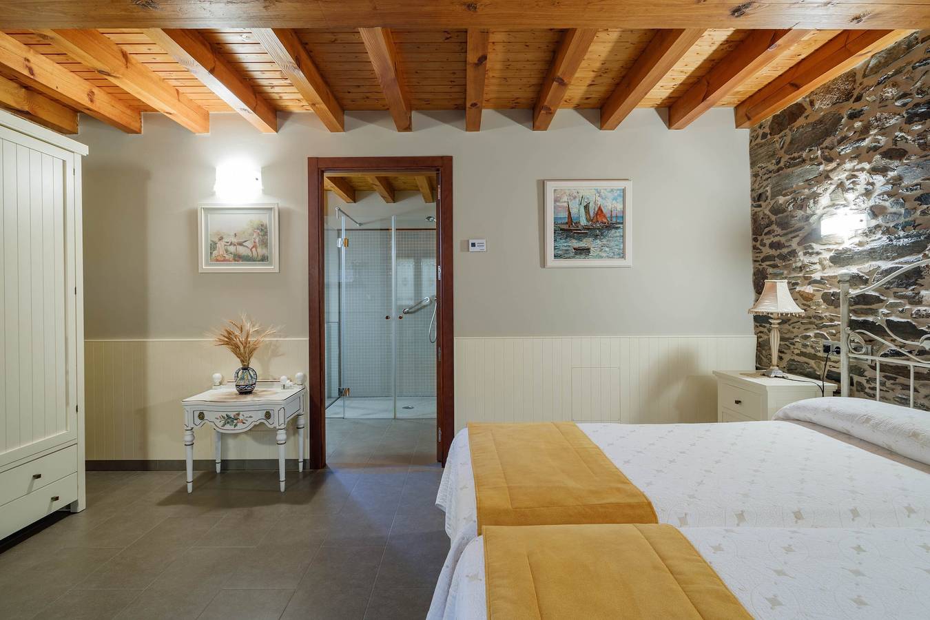 Appartement "Apartamento Adega" binnenkamer, met een raam dat uitkijkt op een binnenveranda, foto 6