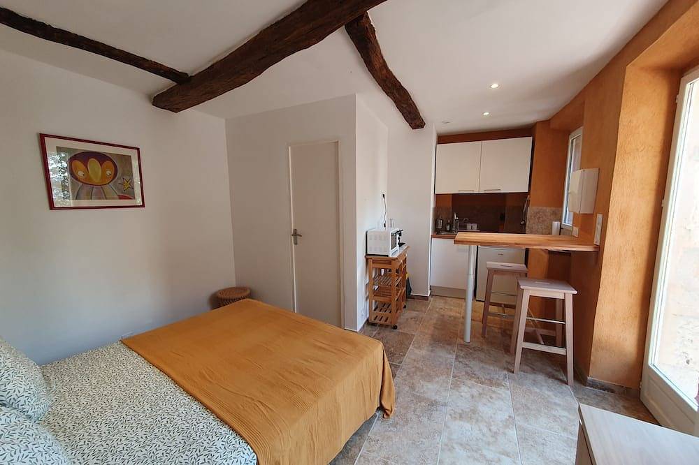 Entire apartment, La Terrasse 2-person studio in a quiet, cool location in Aiguines, Verdon Regional Natural Park