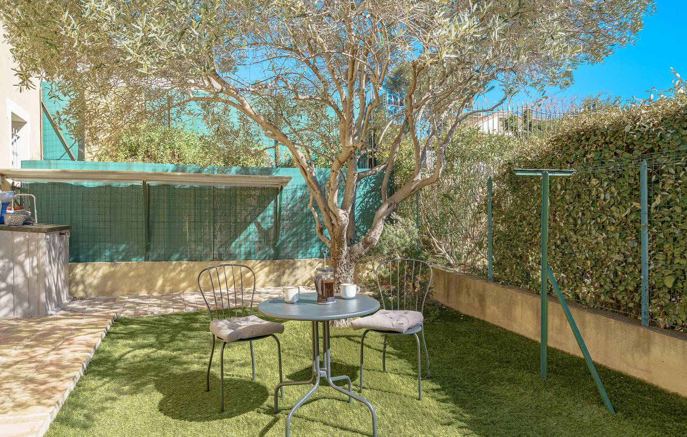 Beachside Retreat: 82m² with Parking, AC, Terrace & WiFi! in Sanary-sur-Mer, Toulon region