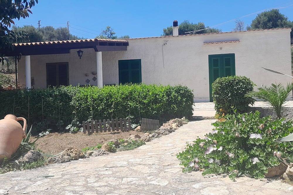 Cosy Mediterranean Cottage on top of a hill unspoilt nature silence and seaview in Marsala, Provincia di Trapani