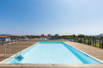 Gîte pour 2 personnes, avec terrasse et piscine dans Office De Tourisme Et Des Congres De Mandelieu