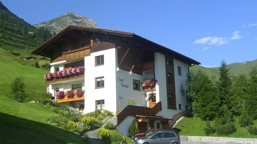 Appartement voor 2 personen, with balkon and uitzicht as well as sauna in Warth