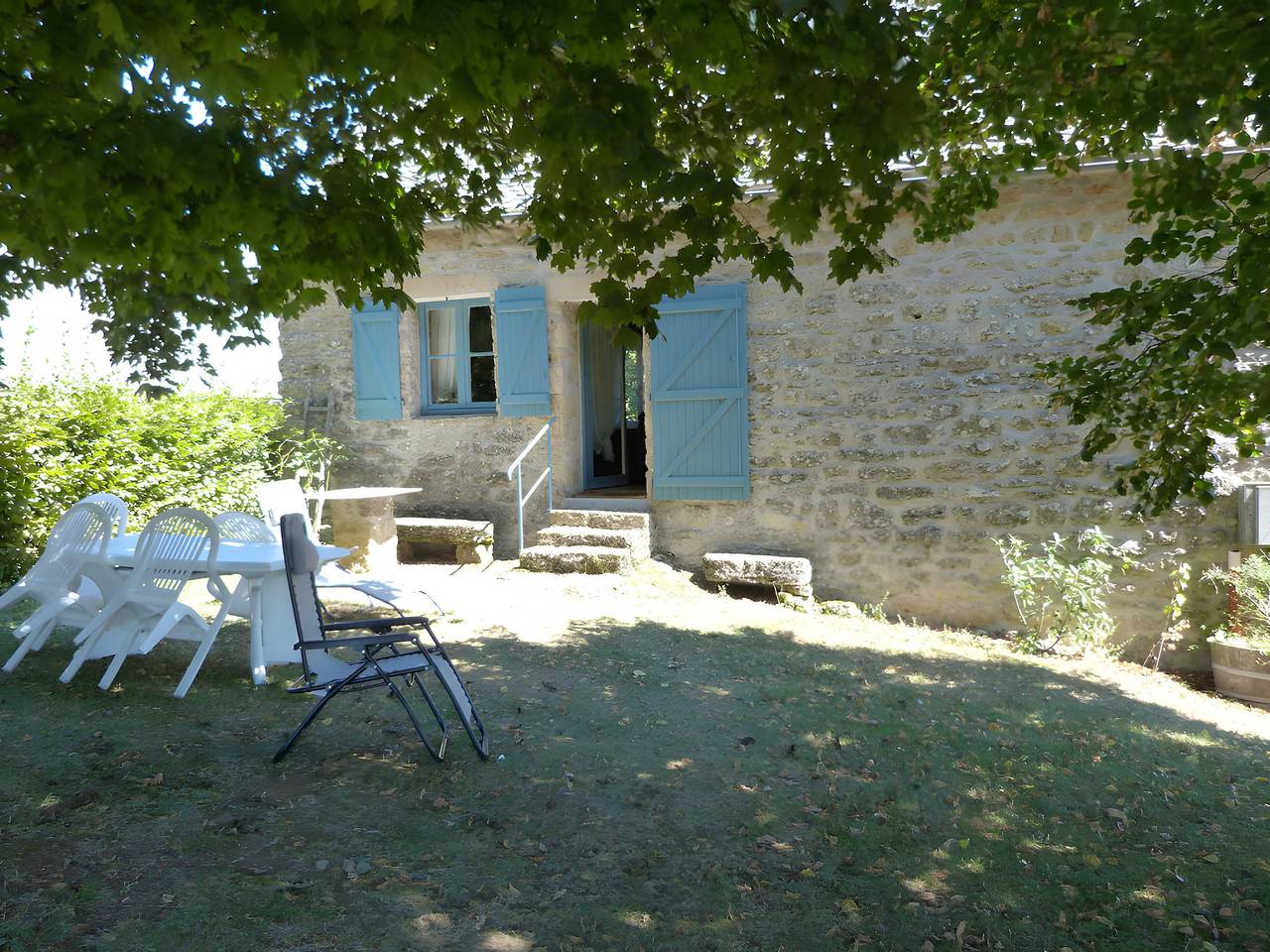 Typisches Steinhaus in ruhiger Lage im Norden von Aveyron in Coubisou, Parc naturel régional de l'Aubrac