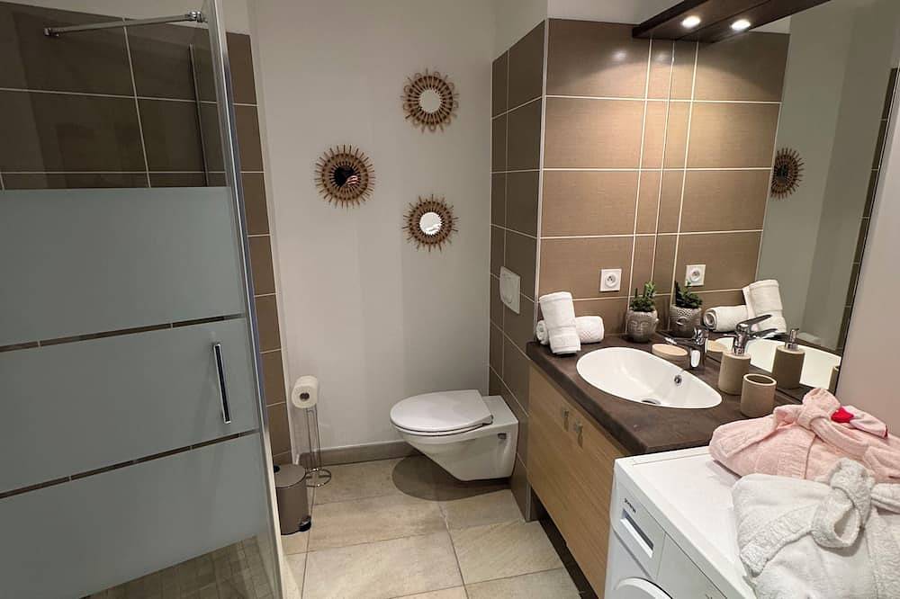 Appartement entier, Bella Vita Zen et son garage au bord du lac in Aix-les-Bains, Région de Chambéry