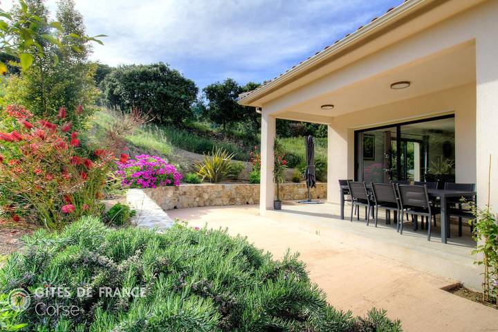 Gîte pour 6 personnes, avec Terrasse ainsi que Jardin et Vue