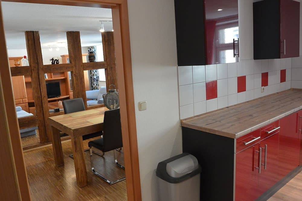 Ganze Wohnung, Fewo Zentrum Bayreuth: Große Balkonwohnung S9 (5***** Sterne) Balkon, Garagen, in Frankenalb