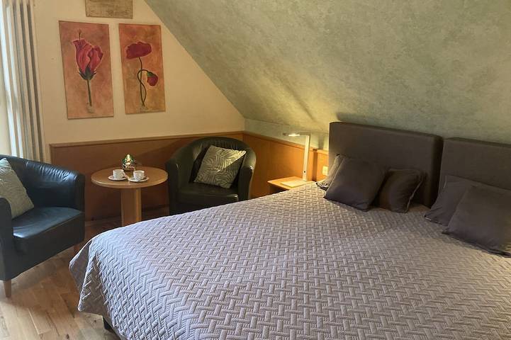 Ganze Wohnung, Ferienhaus/Wohnung auf dem Eltenberg,4 Badezimmer, Terrasse am Wald gelegen in Elten, Emmerich