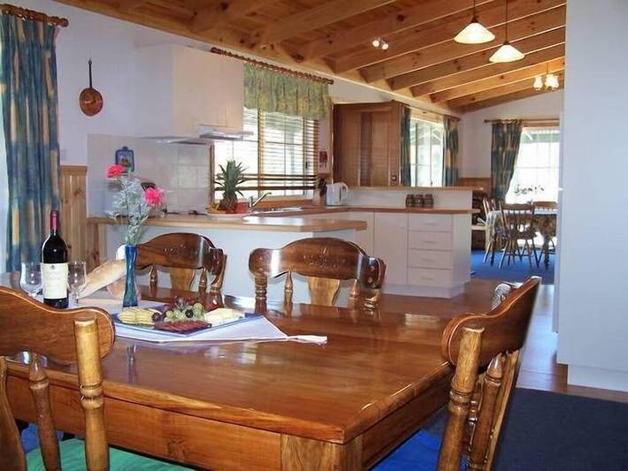 Holiday home for 7 people, with terrace and hot tub as well as garden in Lake Eildon