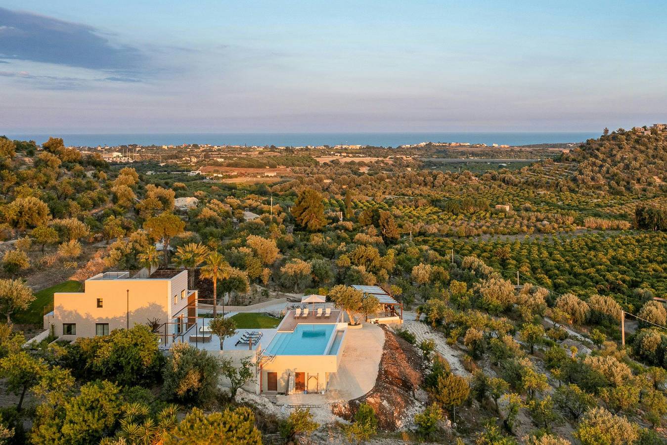 Villa nichée au cœur d'une plantation d'agrumes avec vue sur la mer à Noto in Noto, Région de Noto