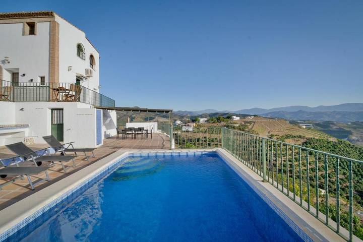 Ferienhaus für 6 Personen, mit Balkon und Terrasse sowie Garten und Pool
