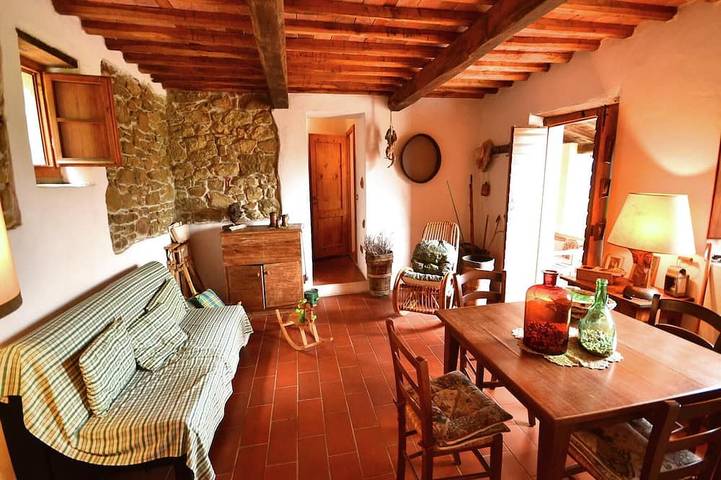 Agriturismo per 4 persone, con giardino e piscina, con animali domestici in Pescia