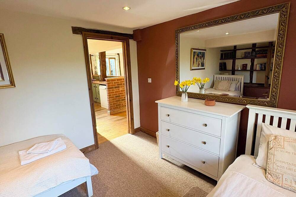 Spacious converted barn perfect for families! in Walberton, South-Downs