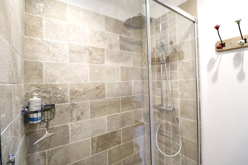 Chambre Dhôte Pour 2 Personnes Dans un Mas Languedocien Avec Piscine et Jacuzzi in Saint-Just, Côte d'Améthyste