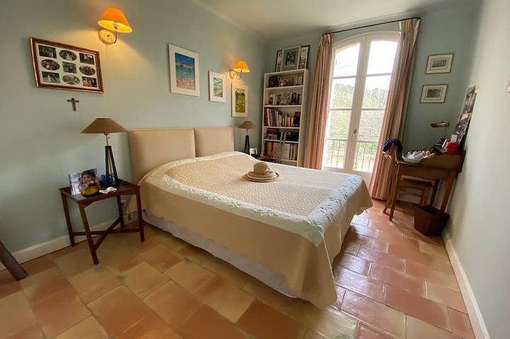 Spacious 5-bedroom house with AC and WiFi in brilliant Aix en Provence in Venelles, Region de Aix-en-Provence