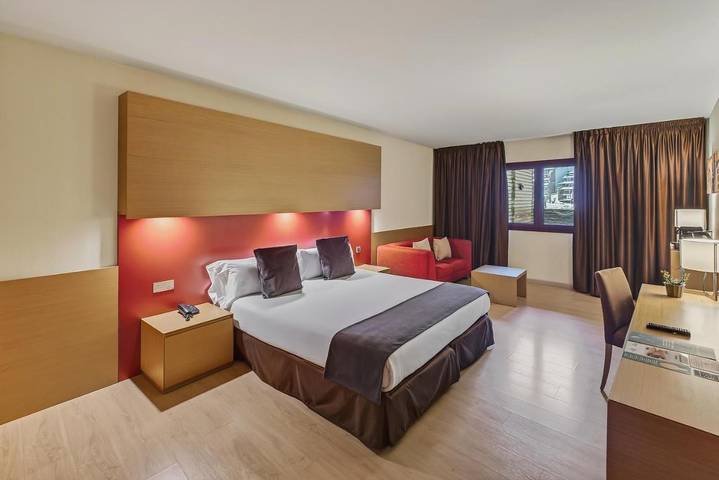 Hôtel pour 2 personnes, avec sauna et jacuzzi ainsi que terrasse et piscine dans Incles - 2