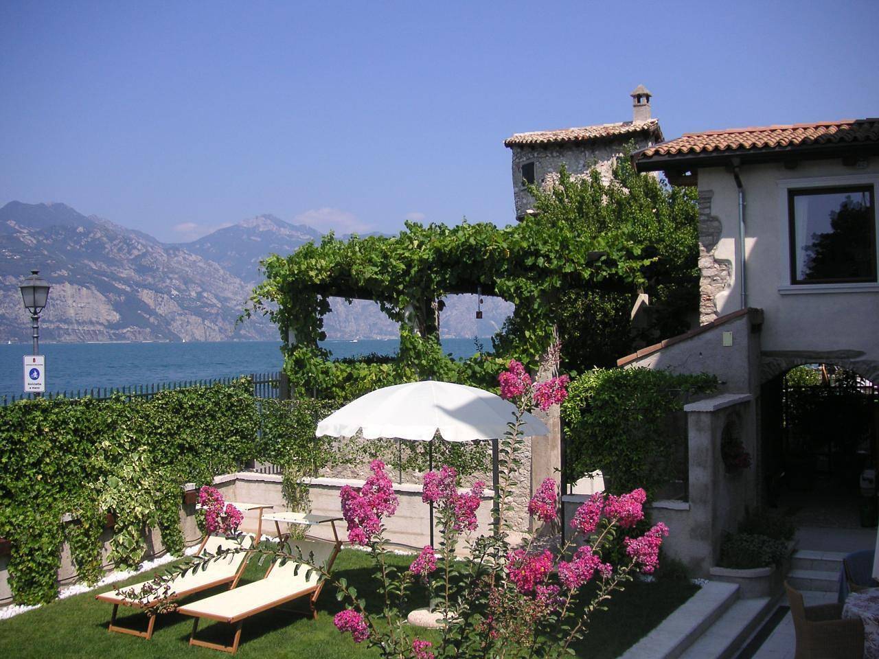 Traumhafter Rustico direkt am Ufer des Gardasees in Cassone di Malcesine, Malcesine