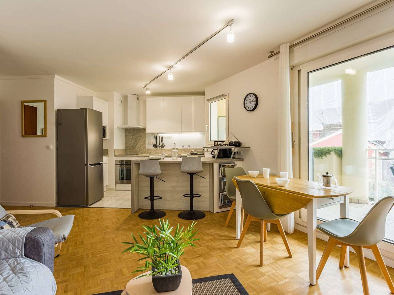 Entire apartment, Cozy Renovated Apartment with Balcony and Parking, 150m from Grande Plage in Central Biarritz in Biarritz, Bayonne region