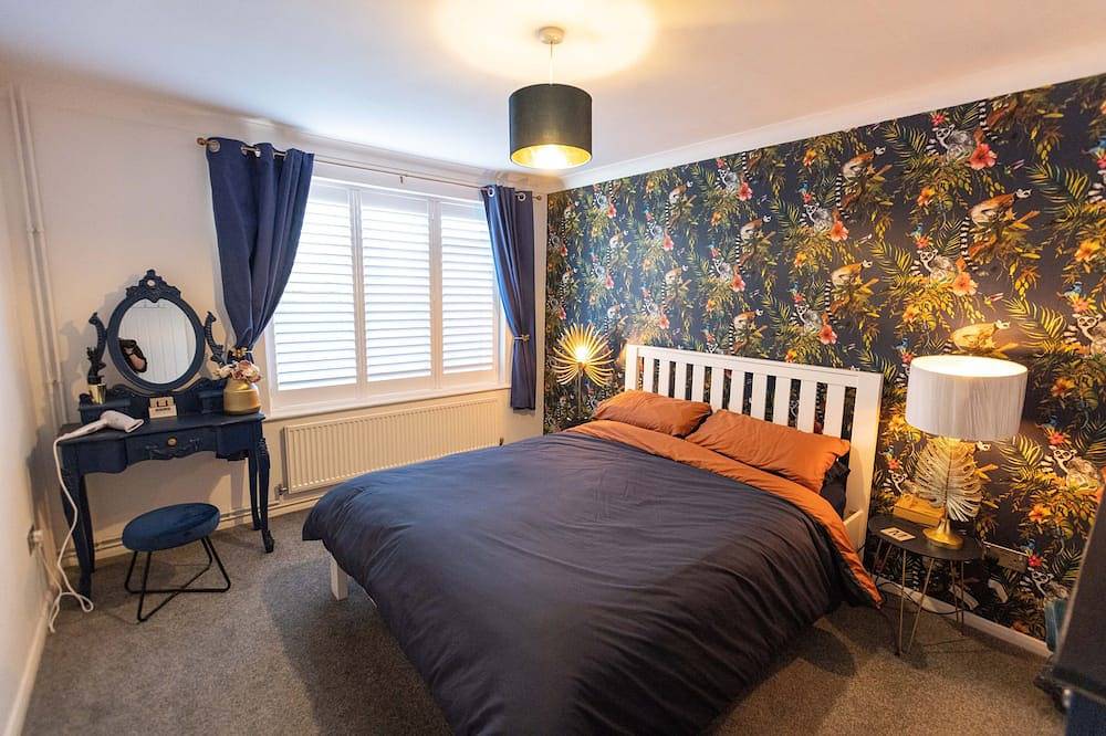 Quirky bungalow on coastal walk with distant sea views. Fully secure garden. in Herne Bay, Kent
