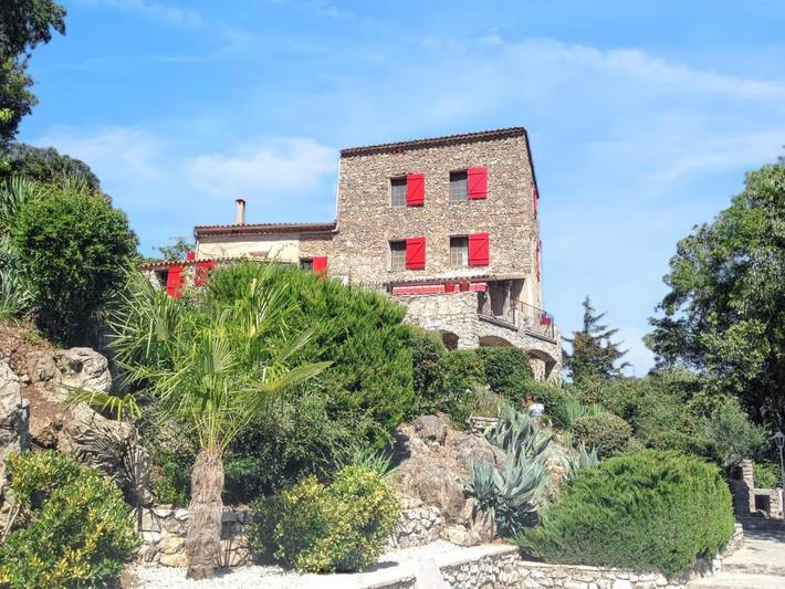 Location de vacances pour 9 personnes, avec piscine et jardin, animaux acceptés à Saint-Julien-de-la-Nef