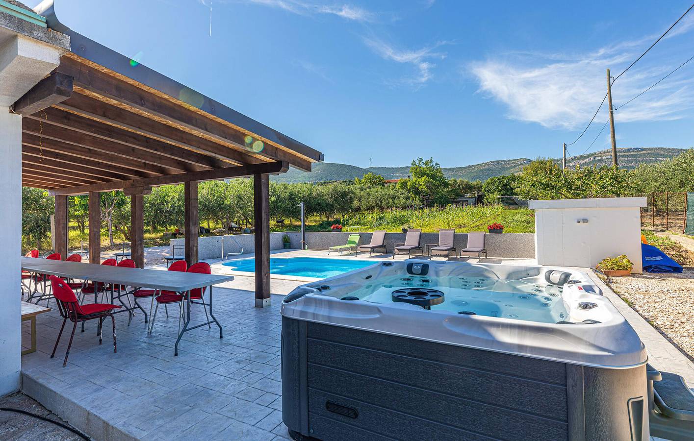 Ganze Ferienwohnung, Gemütliche 2-Zimmer-Wohnung mit Terrasse, in der Nähe des Strandes von Divulje in Kastel Novi, Kaštela