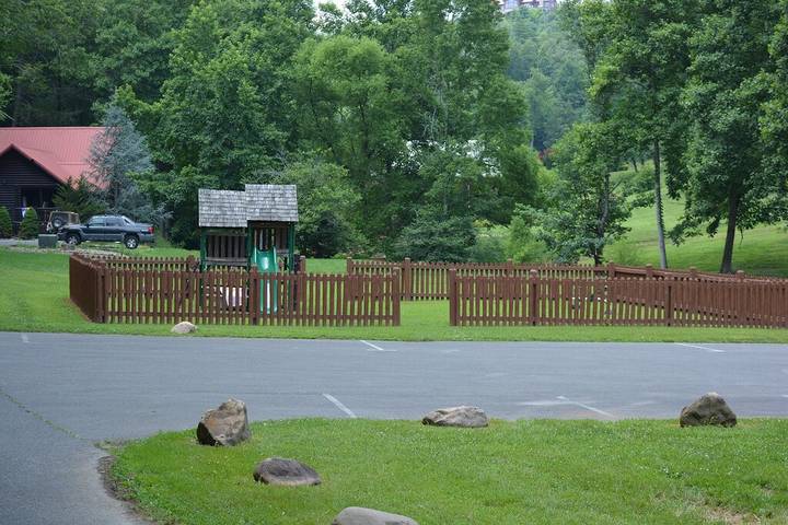 Lodge for 12 people, with pool and hot tub as well as yard in Great Smoky Mountains National Park