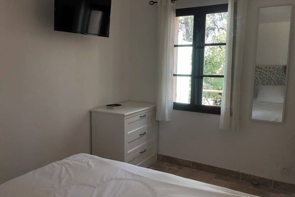 Appartement entier, Appartement pour 2 à 4 personnes dans un domaine avec piscines, tennis, rivière. in Salernes, Région de Draguignan
