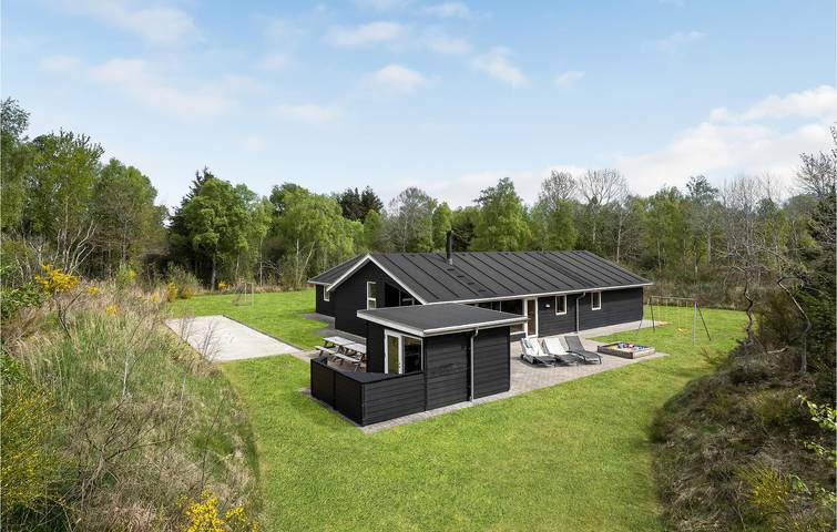 Feriehus for 12 personer, med hage og jacuzzi i tillegg til sauna i Nordjylland